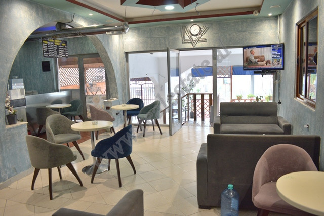 Ambient tregtar me qira ne rrugen Lidhja e Prizrenit ne zonen e Paskuqanit ne Tirane.
Pozicionohet 